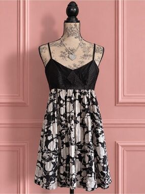 BCBG MaxAzria Black White 100% Silk Sleeveless Floral Dress Size 4